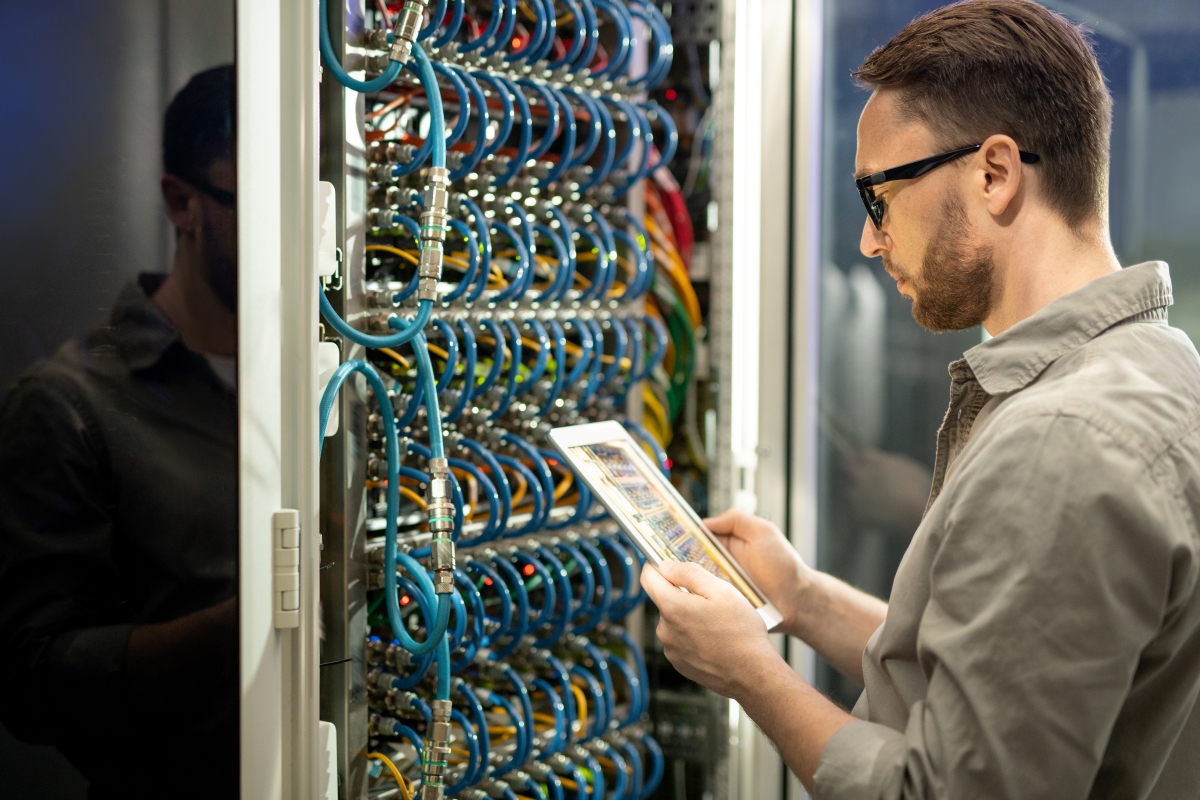 typical qualifications for Data Center Technician jobs