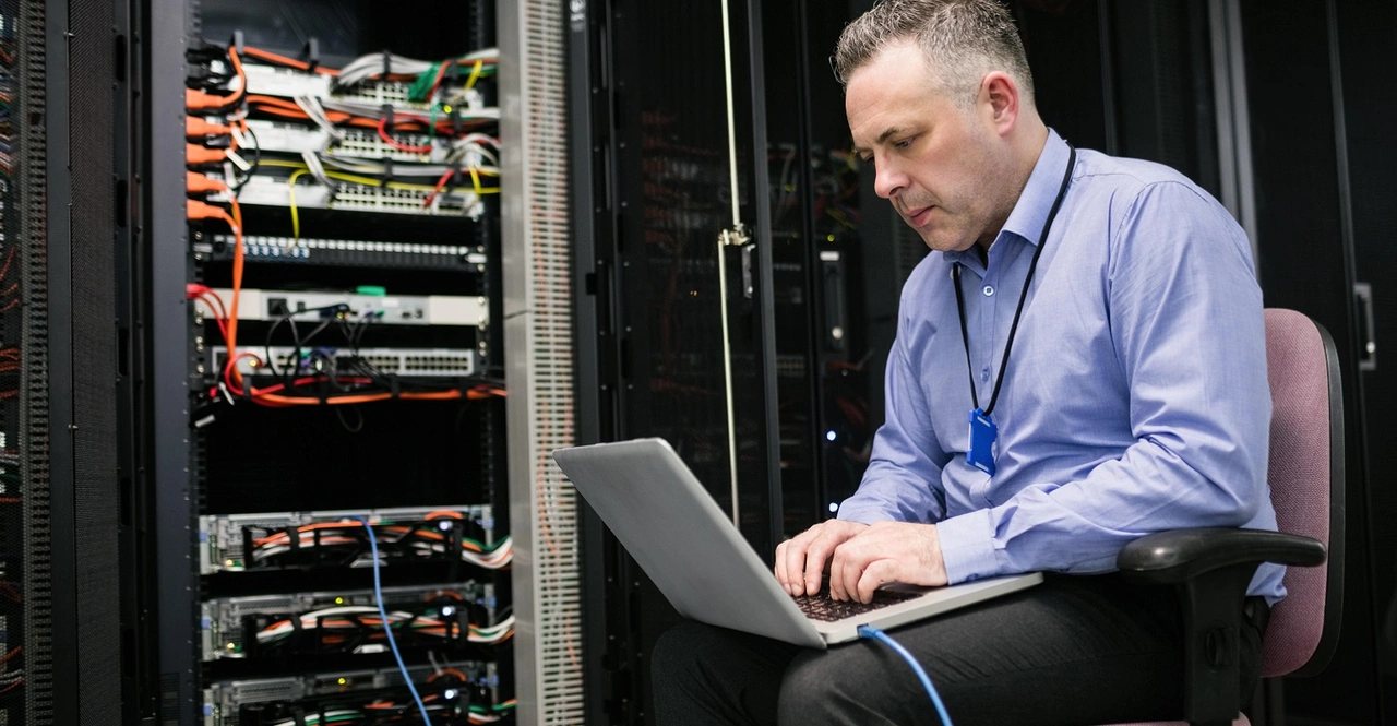 Key differences between data center and server room